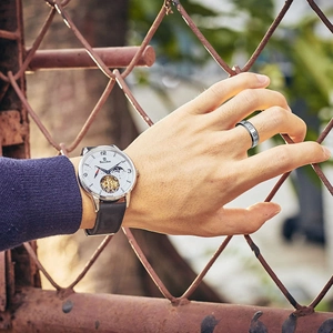Men's automatic mechanical watch with moon phase and Roman numeral ring on model hand