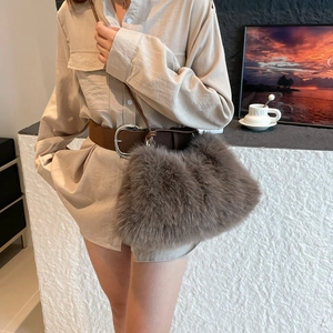 Sac à épaule chic en fausse fourrure marron avec texture peluche et bandoulière en cuir