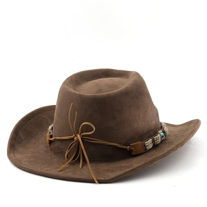 Détail d'un chapeau de cowboy en daim marron avec bande tressée et pierre turquoise