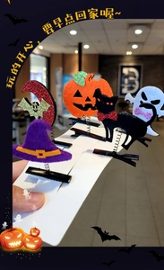 Détail de 5 pinces à cheveux Halloween avec motifs en feutre : fantôme, citrouille et chauve-souris