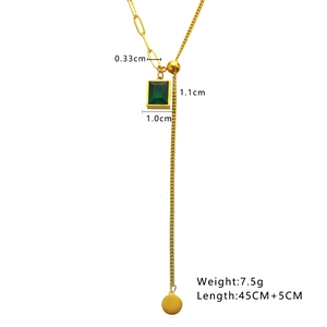 Detail showing the green zircon pendant dimensions and 7.5g weight of this golden chain