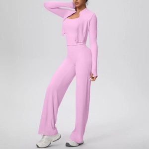 Détail de l'ensemble de yoga rose 3 pièces avec veste zippée, débardeur et pantalon