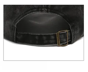 Detail der verstellbaren Kupferschnalle und des schwarzen gewaschenen Denim-Stoffs der Kappe