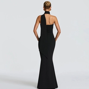 Détail du dos de la robe de soirée noire bustier avec une coupe sirène élégante et ajustée