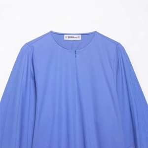 Détail du col d'une chemise en popeline bleue pour femmes avec manches bouffantes