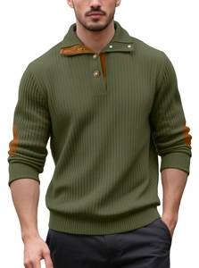 Détail du pull en maille vert olive avec patchs de col et coudières marron chic