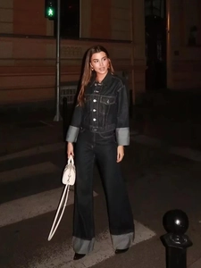 Ensemble en denim bleu foncé avec revers contrastés gris et détails du pantalon évasé
