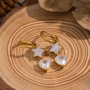 Boucles d'oreilles en acier inoxydable doré 18 carats avec breloques étoile et cœur