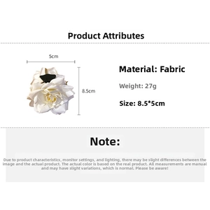 Pince à cheveux rose en tissu blanc montrant les dimensions 8,5cm par 5cm et le poids