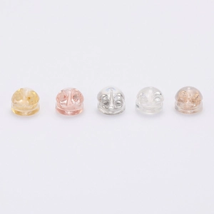 Vue détaillée de fermoirs en silicone avec noyau en or 18k et argent pour boucles d'oreilles