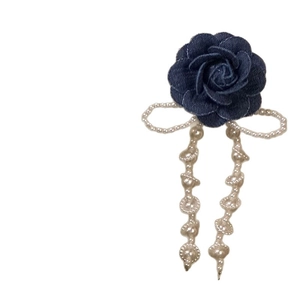 Fermaglio per capelli a fiore in denim blu con fiocco di perle e nappine lunghe
