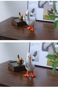 Dettaglio della simpatica scultura a forma di papera bianca con gesto del medio