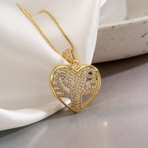 Ciondolo a cuore dorato con design Albero della Vita e pietre di zircone brillanti
