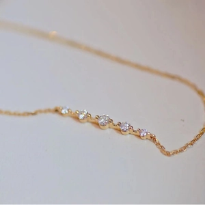 Elegante collar de plata 925 con cinco circones graduados y baño de oro de 14 quilates