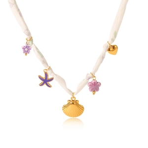 Détail du collier ruban en tissu avec pendentifs coquillage et cœur pour femme