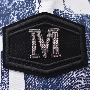 Vintage-Baseballkappe mit schwarzem sechseckigem Patch und silbernem Metall-M-Buchstaben