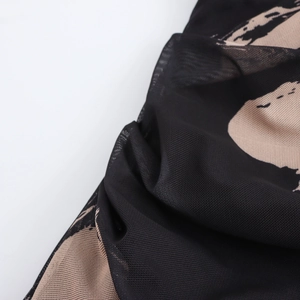 Robe élégante noire en maille à une épaule avec motifs beiges et détails plissés