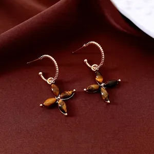 Boucles d'oreilles fleur œil de tigre plaquées or 18 carats sur fond de soie luxueux