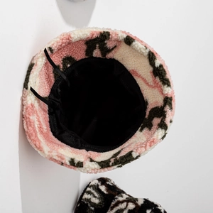 Bob en laine d'agneau camouflage rose et vert avec cordon de serrage intérieur réglable