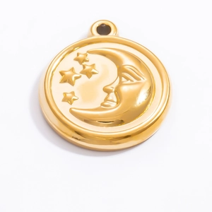 Détail macro d'un pendentif relief lune et étoiles plaqué or 18k sur fond blanc