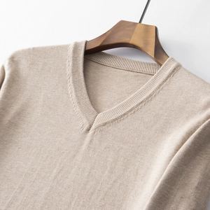 Detailansicht des V-Ausschnitts und der feinen Stricktextur dieses beigen Herrenpullovers