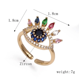 Détail macro de la bague œil avec zircons de 1,8 cm et anneau réglable de 7 g