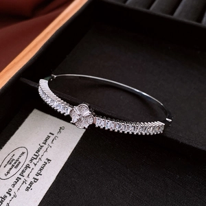 Dettaglio del bracciale a quadrifoglio in argento con zirconi in una scatola regalo