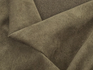 Nahaufnahme von olivgrünem Wildlederimitat mit eleganter weicher Textur und Faltenwurf