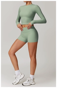 Détail du short sans couture à taille haute et du crop top à manches longues vert sauge