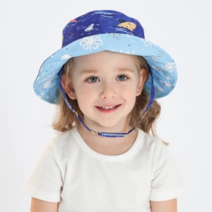 Détail du chapeau soleil enfant avec motif océan et mentonnière coupe-vent réglable