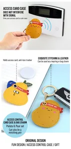 Détail d'étuis en cuir pour cartes d'accès avec porte-clés motif pomme de terre