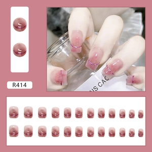 Dettaglio del set unghie finte R414 riutilizzabili rosa sfumato con decori glitter