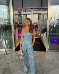 Détail de la combinaison bustier pailletée bleu clair avec pantalon large élégant