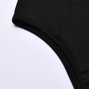 Gros plan des coutures professionnelles et du tissu élastique lisse sur la jambe