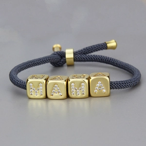 Handgewebtes Armband mit goldenen MAMA-Buchstabenwürfeln und Mikro-Zirkon-Akzenten