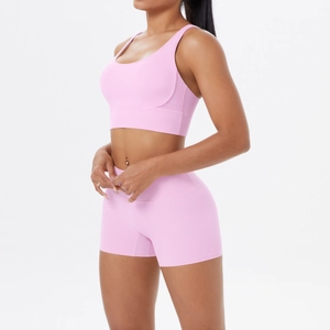 Ensemble de yoga rose deux pièces montrant la coupe du haut et du short taille haute