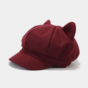 Détail de la casquette gavroche bordeaux en laine avec de mignonnes oreilles de chat 3D
