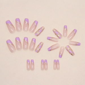 Faux ongles violets et nus élégants avec feuilles d'or et design French