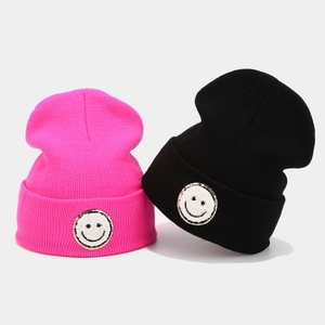 Berretti invernali in maglia rosa neon e nero con elegante ricamo a toppa con faccina sorridente