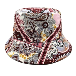 Gros plan du motif paisley et de la texture en toile de coton de ce chapeau bob