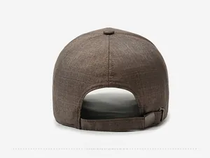 Détail de casquette de baseball marron texturée avec boucle en métal réglable