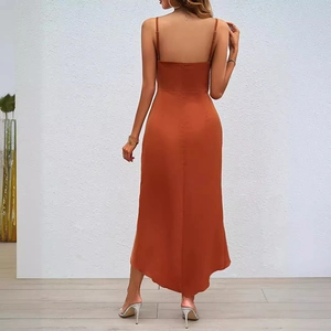 Robe midi en satin orange caramel avec ourlet asymétrique et dos nu élégant pour femme