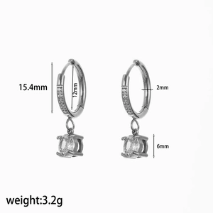 Boucles d'oreilles argentées avec zircons affichant les dimensions et le poids précis