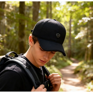 Gros plan d'une casquette de baseball noire d'hiver avec emblème en sergé de coton épais
