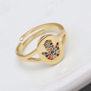 Makro-Detail des Hamsa Hand Rings mit bunten Zirkonia-Steinen und goldener Veredelung