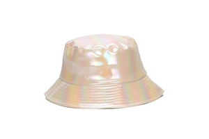 Détail d'un chapeau bob réfléchissant avec finition blanc nacré et reflets irisés