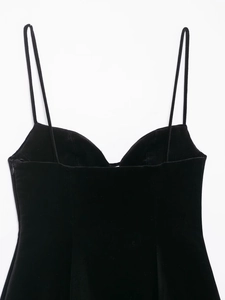 Gros plan sur la fermeture éclair invisible d'une robe en velours noir à col en V
