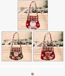 Détail de sacs à bonbons de Noël avec motifs Père Noël, bonhomme de neige et renne en tissu