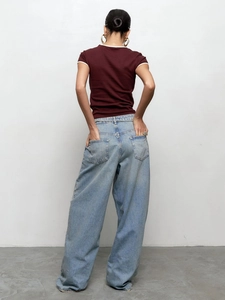 T-shirt bordeaux cintré et jean large taille haute bleu clair vue de dos du mannequin