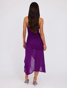 Dettaglio posteriore del vestito viola arricciato con orlo asimmetrico in rete trasparente
